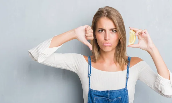 Schöne Junge Frau Über Grunge Graue Wand Mit Zitronenscheibe Und — Stockfoto