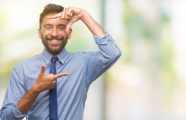 Volwassen Spaanse Zakenman Geïsoleerde Achtergrond Glimlachend Maken Frame Met Handen — Stockfoto