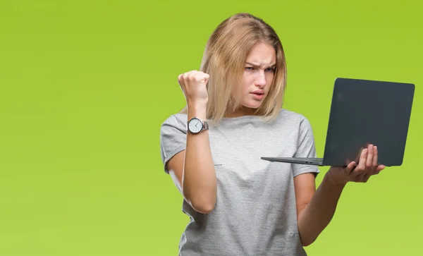 Junge Kaukasische Frau Mit Computer Laptop Über Isoliertem Hintergrund Genervt — Stockfoto