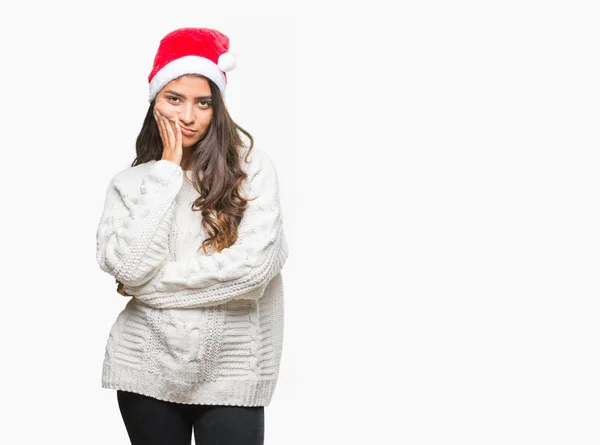 Giovane Donna Araba Indossa Cappello Natale Sfondo Isolato Pensando Cercando — Foto Stock