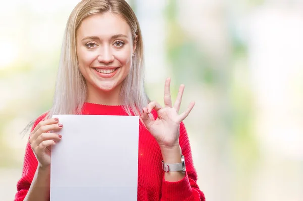 Mulher Loira Jovem Segurando Folha Papel Branco Sobre Fundo Isolado — Fotografia de Stock