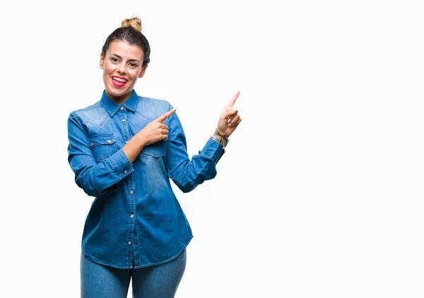 Joven Hermosa Mujer Sobre Fondo Aislado Sonriendo Mirando Cámara Apuntando —  Fotos de Stock