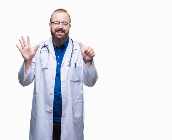 年轻的高加索医生男子穿着医疗白色外套在孤立的背景显示和手指第六 同时微笑着自信和快乐 — 图库照片