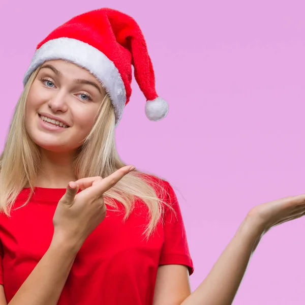 Jovem Caucasiana Vestindo Chapéu Natal Sobre Fundo Isolado Espantado Sorrindo — Fotografia de Stock
