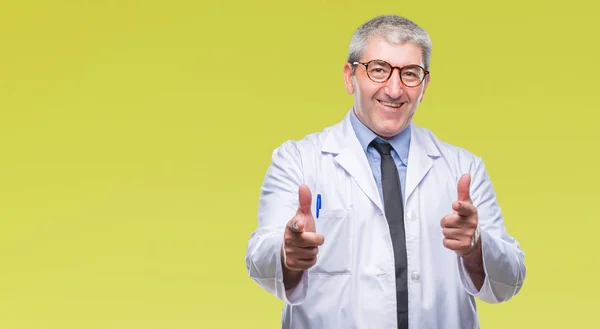 Gutaussehender Oberarzt Wissenschaftlicher Fachmann Mit Weißem Mantel Über Isoliertem Hintergrund — Stockfoto