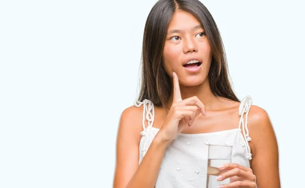 Νεαρά Ασιατικές Γυναίκα Πίνοντας Ποτήρι Νερού Πάνω Από Απομονωμένο Φόντο — Φωτογραφία Αρχείου
