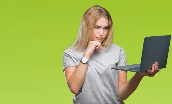 Mujer Caucásica Joven Usando Computadora Portátil Sobre Fondo Aislado Cara —  Fotos de Stock