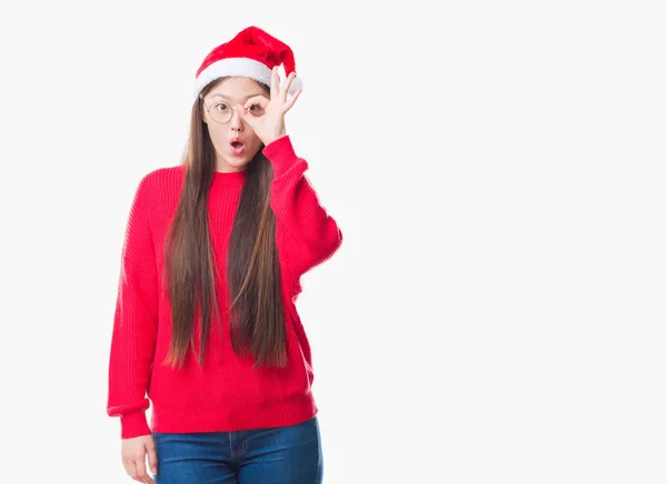 Giovane Donna Cinese Sfondo Isolato Indossando Cappello Natale Facendo Gesto — Foto Stock
