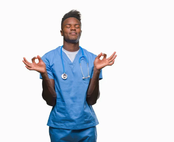 Joven Afroamericano Médico Sobre Fondo Aislado Vistiendo Uniforme Cirujano Relajarse —  Fotos de Stock
