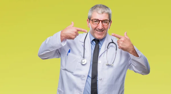 Bonito Médico Sênior Homem Sobre Fundo Isolado Sorrindo Confiante Mostrando — Fotografia de Stock