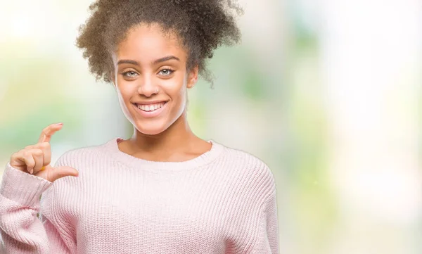 Молодих Афро Американку Носити Взимку Светр Над Ізольованих Фон Посміхається — стокове фото