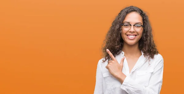 Vacker Ung Spansktalande Kvinna Glad Med Ett Leende Ansiktet Pekar — Stockfoto