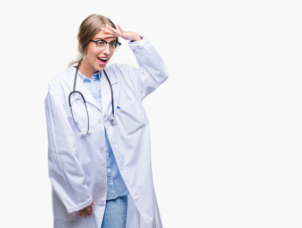 Mooie Jonge Blonde Dokter Vrouw Medische Uniform Dragen Geïsoleerd Achtergrond — Stockfoto