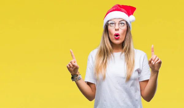 Young Beautiful Woman Wearing Christmas Hat Isolated Background Amazed Surprised — Stock Photo, Image