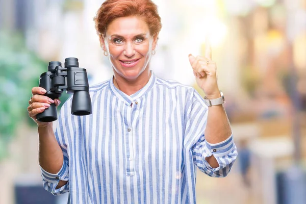 Senior Kaukasische Vrouw Kijken Verrekijker Geïsoleerde Achtergrond Verrast Met Een — Stockfoto