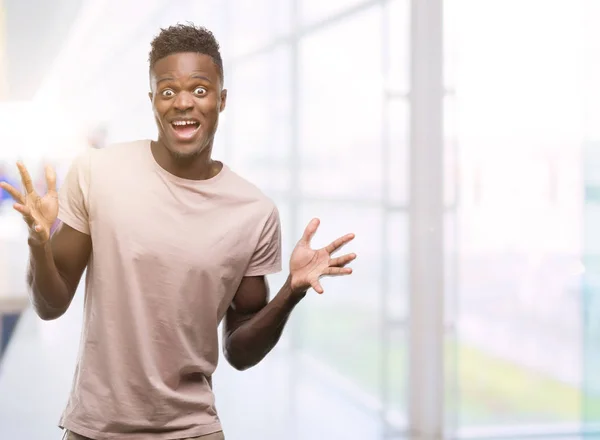 Junger Afrikanisch Amerikanischer Mann Sehr Glücklich Und Aufgeregt Siegerausdruck Feiert — Stockfoto