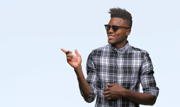 Junger Afrikanisch Amerikanischer Mann Trägt Sonnenbrille Über Isoliertem Hintergrund Mit — Stockfoto