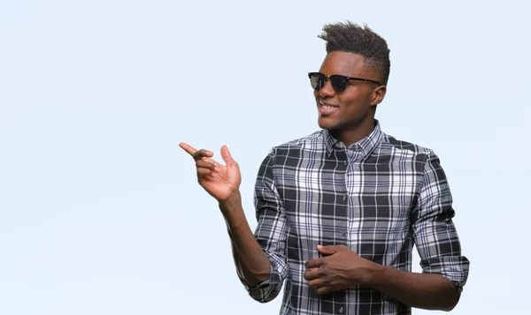 Joven Afroamericano Con Gafas Sol Sobre Fondo Aislado Con Una — Foto de Stock