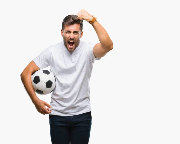サッカー サッカー ボールの分離背景腹上と狂気と怒り概念の上げられた手で叫んで 怒りと不満の叫びを保持若いハンサムな男 — ストック写真