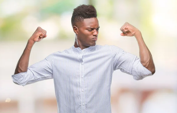 Unga Afroamerikanska Mannen Över Isolerade Bakgrund Visar Armar Muskler Ler — Stockfoto