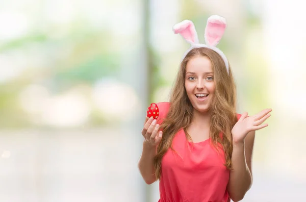 Jonge Blonde Vrouw Dragen Easter Bunny Oren Erg Blij Opgewonden — Stockfoto