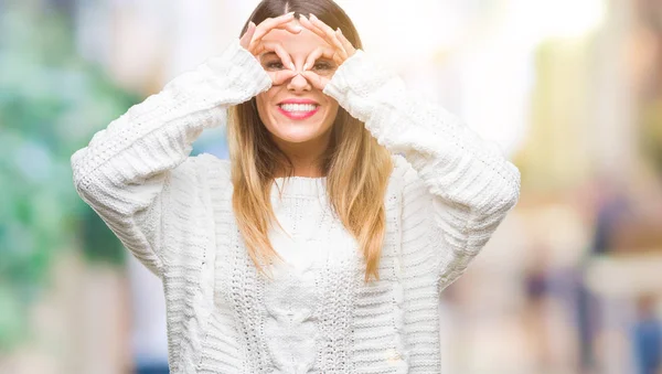 Jeune Belle Femme Casual Pull Blanc Sur Fond Isolé Faisant — Photo