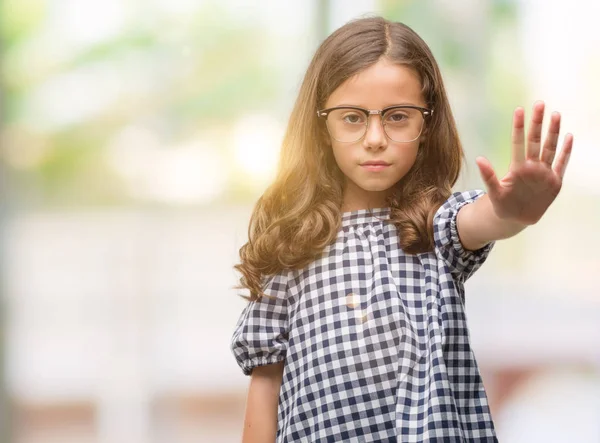 Chica Hispana Morena Usando Gafas Con Mano Abierta Haciendo Stop — Foto de Stock