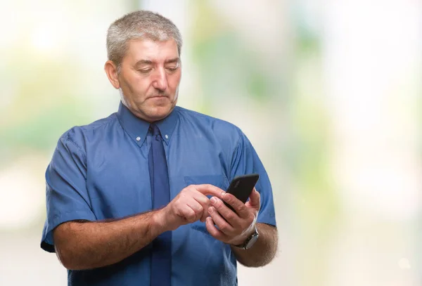 Bello Uomo Anziano Sms Invio Messaggi Utilizzando Smartphone Sfondo Isolato — Foto Stock