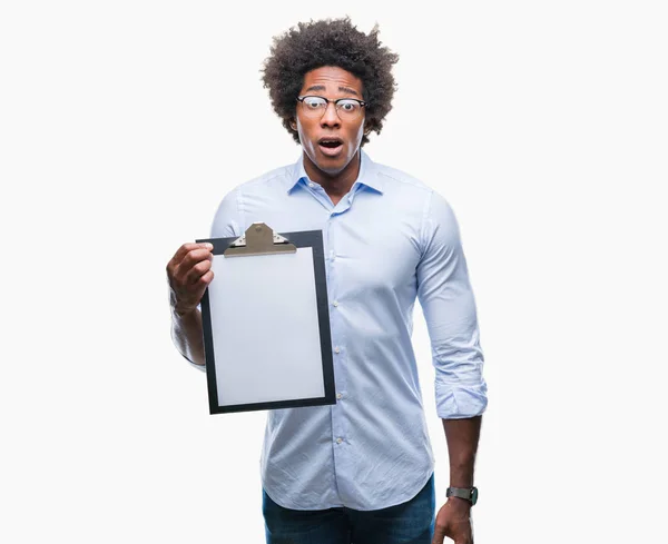 Afro Americano Segurando Prancheta Sobre Fundo Isolado Assustado Choque Com — Fotografia de Stock