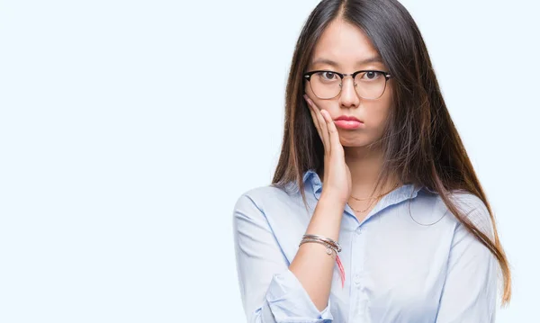 年轻的亚洲商业妇女戴眼镜在孤立的背景下思考看累了 厌倦了与交叉臂抑郁症问题 — 图库照片