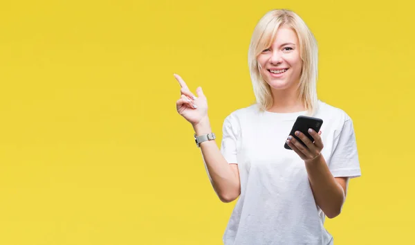 Joven Hermosa Mujer Rubia Usando Teléfono Inteligente Sobre Fondo Aislado —  Fotos de Stock