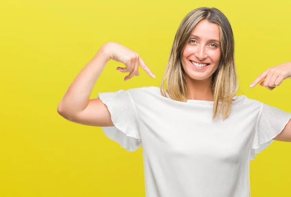 Joven Mujer Hermosa Sobre Fondo Aislado Mirando Confiado Con Sonrisa —  Fotos de Stock