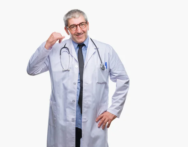 Pěkný Starší Lékař Muž Nad Izolované Pozadí Úsměvem Dělá Telefon — Stock fotografie