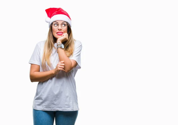 Молодая Красивая Женщина Рождественской Шляпе Изолированном Фоне Выглядит Напряженной Нервной — стоковое фото
