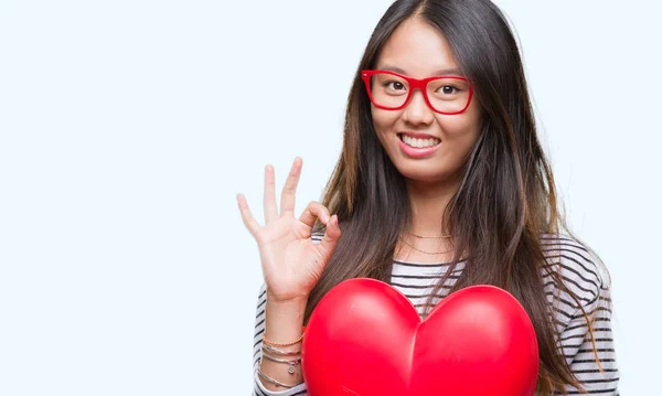 Junge Asiatische Verliebte Frau Hält Leseherz Über Isoliertem Hintergrund Und — Stockfoto