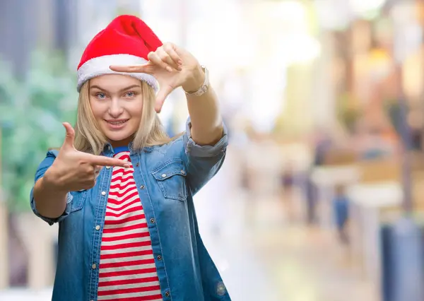 Mulher Caucasiana Jovem Vestindo Chapéu Natal Sobre Fundo Isolado Sorrindo — Fotografia de Stock