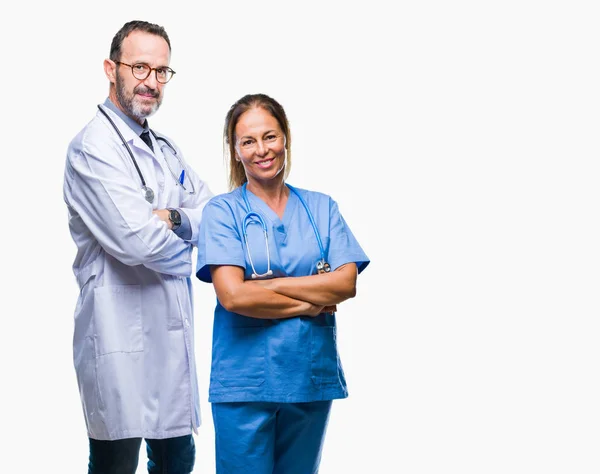 中年西班牙医生的伴侣夫妇穿着医疗制服在孤立的背景幸福的脸微笑着交叉的双臂看着镜头 积极的人 — 图库照片