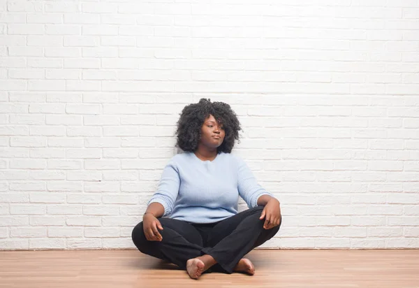 Jonge African American Vrouw Zittend Vloer Thuis Kijken Weg Naar — Stockfoto