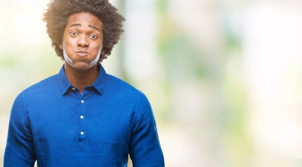 非裔美国人在孤立的背景下 用滑稽的面孔膨化脸颊 嘴巴充气 疯狂的表情 — 图库照片