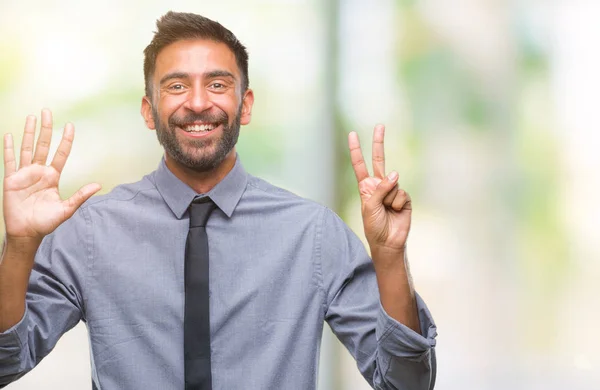 孤立した背景表示と指で上向きにヒスパニックの大人のビジネス男性数は自信を持って 幸せな笑みを浮かべている間 — ストック写真