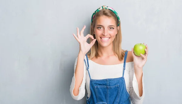 Hermosa Mujer Joven Sobre Pared Gris Grunge Comer Manzana Verde —  Fotos de Stock