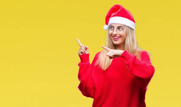 Jovem Mulher Loira Bonita Usando Chapéu Natal Sobre Fundo Isolado — Fotografia de Stock