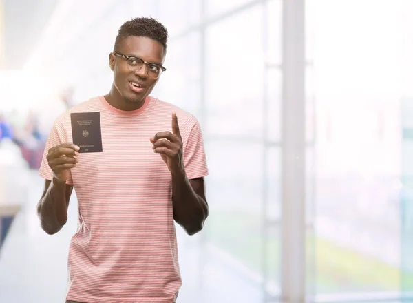 Jonge Afro Amerikaanse Man Met Duitse Paspoort Verrast Met Een — Stockfoto