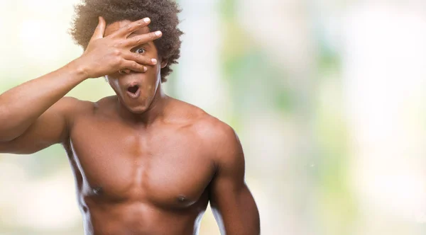 Afroamerikaner Ohne Hemd Zeigt Nackten Körper Vor Isoliertem Hintergrund Der — Stockfoto