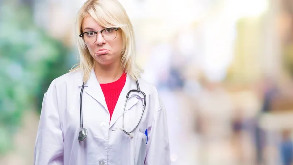 Jovem Bela Mulher Médica Loira Vestindo Uniforme Médico Sobre Fundo — Fotografia de Stock