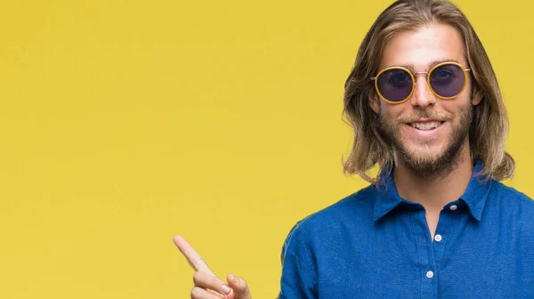 Homem Bonito Jovem Com Cabelos Longos Usando Óculos Sol Sobre — Fotografia de Stock