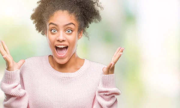 Mujer Afroamericana Joven Con Suéter Invierno Sobre Fondo Aislado Celebrando — Foto de Stock