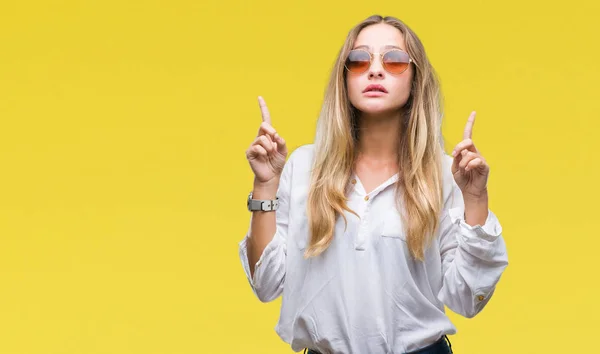 Jonge Mooie Blonde Vrouw Dragen Van Een Zonnebril Geïsoleerde Achtergrond — Stockfoto