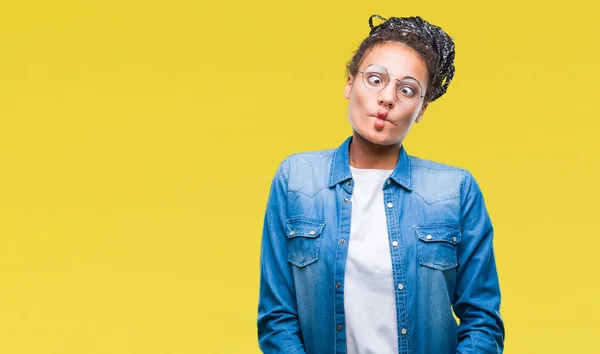 Jovem Trançado Cabelo Afro Americano Menina Vestindo Óculos Sobre Fundo — Fotografia de Stock