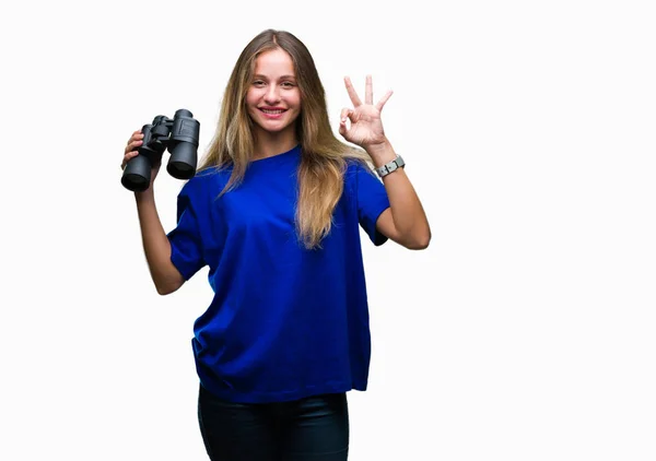 Joven Hermosa Mujer Rubia Mirando Través Los Prismáticos Sobre Fondo — Foto de Stock